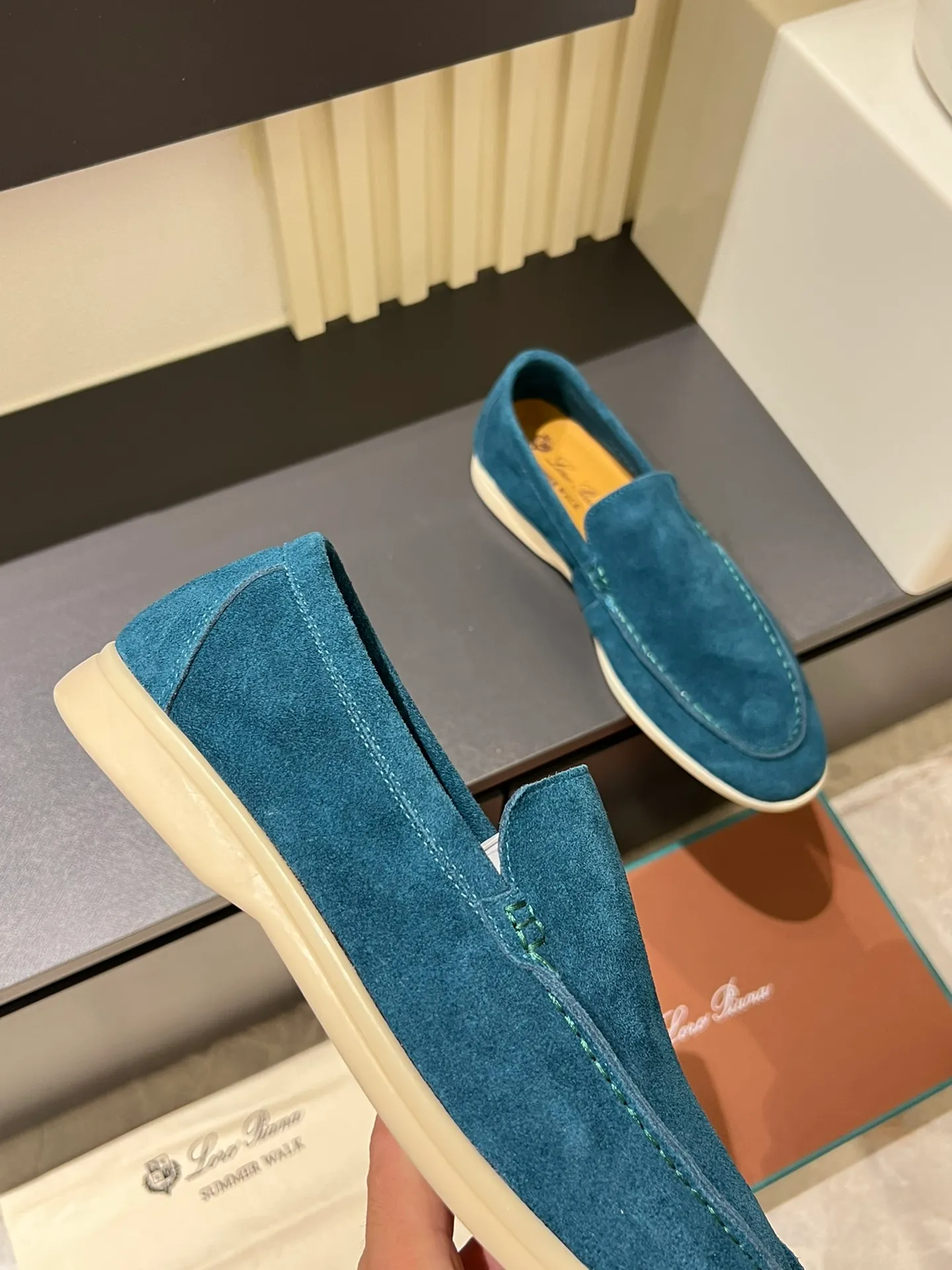 Men's shoes 💰p360 "Loro men's shoes 💰pian'*" Classic L men's shoes for couples 💰p Top version British flat loafers, a must-have item in old money style, the minimalist design is eye-catching and durable, a plus point for dressing The soft foot feel and texture are outstanding. They don’t scratch your feet and are very nice. They are matched with soft and waxy soles. They can be worn daily for a long time without getting tired. They are easy to wear, versatile and classic items, with perfect foot feel and texture! Imported cashmere fabric, the lining is made of imported A-grade water-dyed cow lining, the top version of the genuine leather midsole is sewn with pure handmade mark thread! Size: Female 35-40 (34. Customized) Male 38-44 (45.46. Customized)